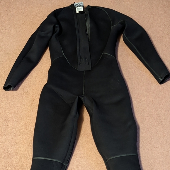 3/2mm Wetsuit and water boots - Picture 5 of 8